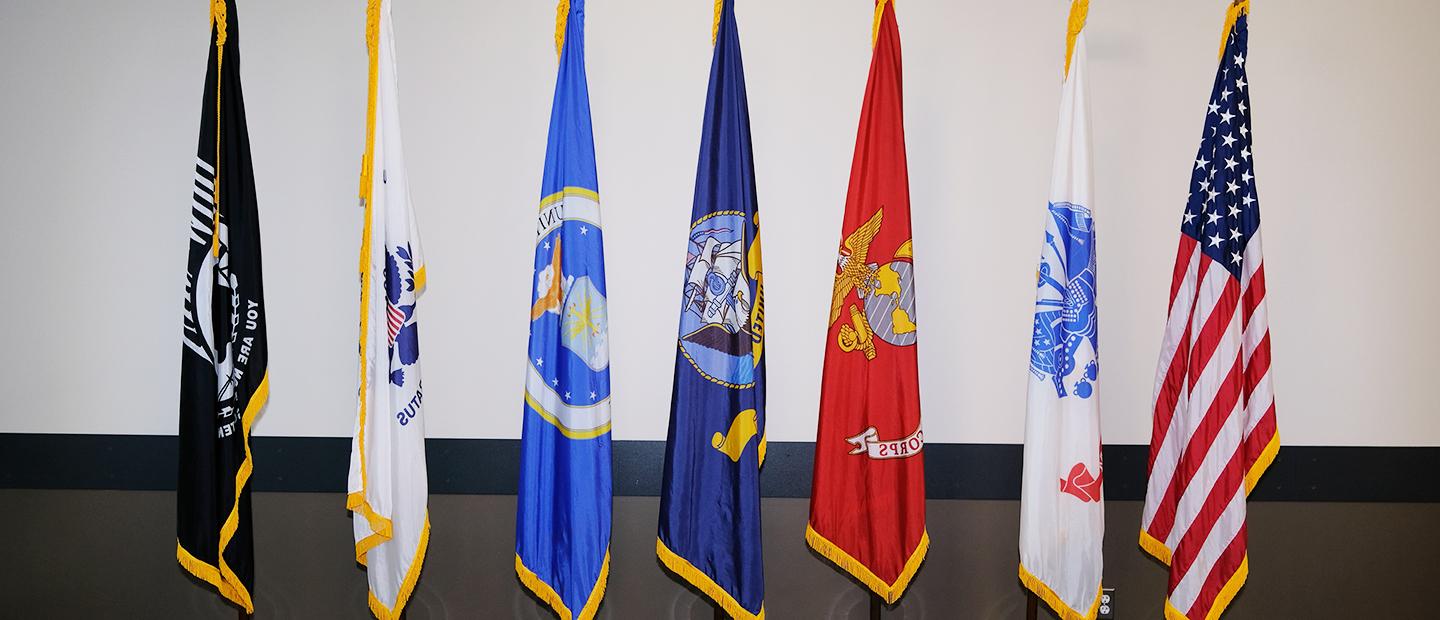 美国和武装部队的旗帜插在旗杆上